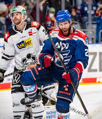 Adler Mannheim Gegnercheck KEV2