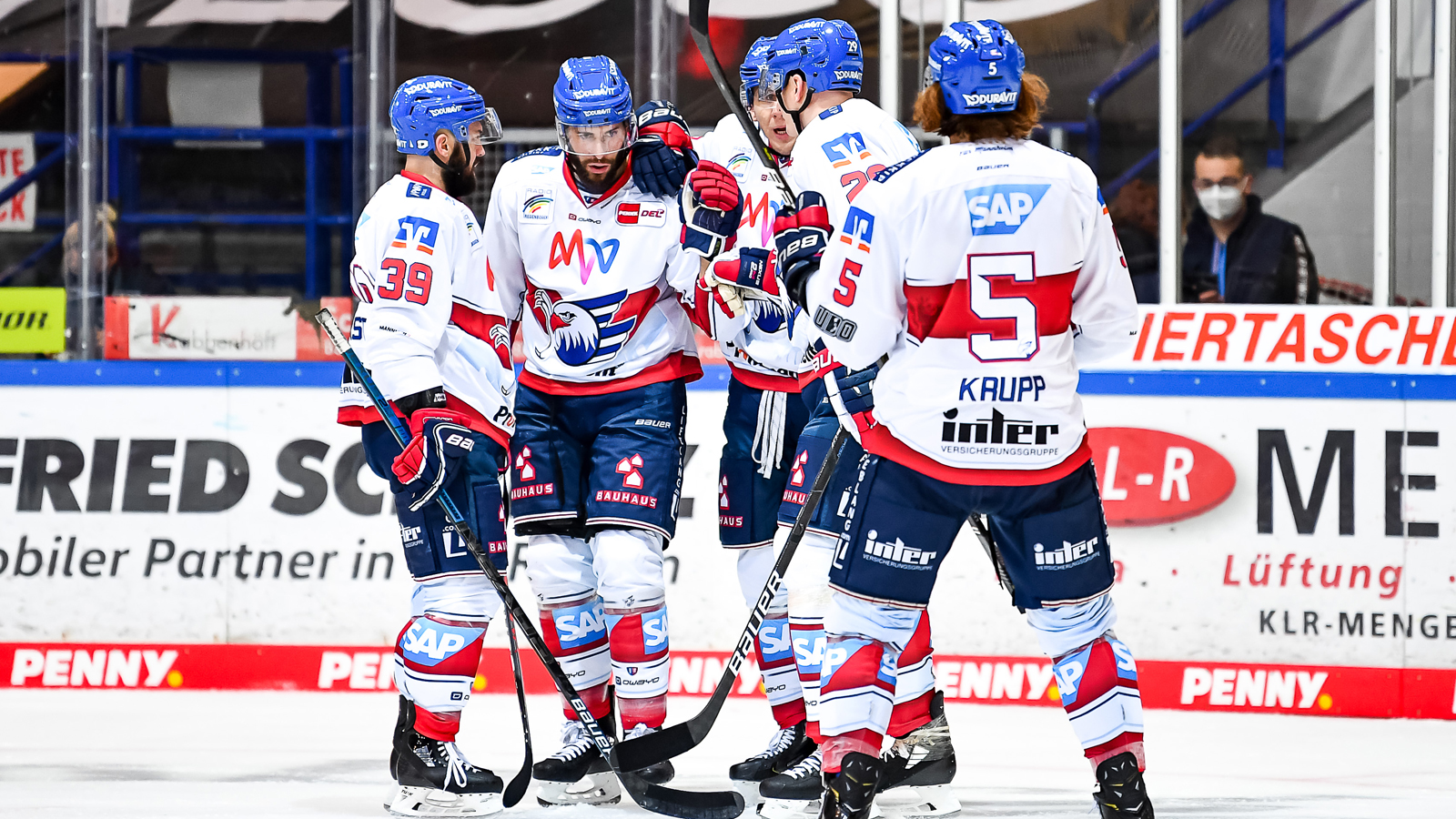 Adler gewinnen souverän