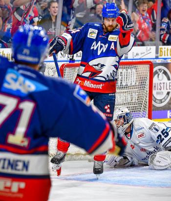 Adler Mannheim vs STR